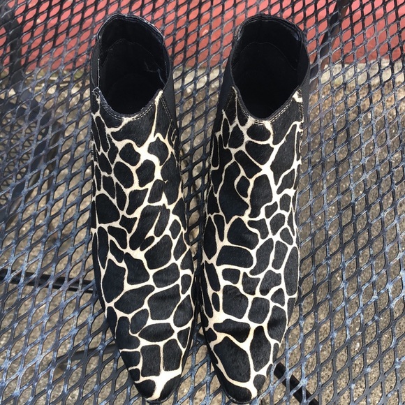 Urban Outfitters Giraffe Print Pony Hair Pola Chelsea Boot size 6 - Picture 2 of 9
